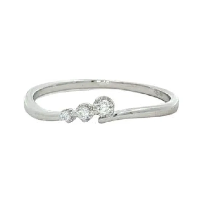 خاتم نحيف قابل للتكديس مزين بـ 3 أحجار ألماس صغيرة