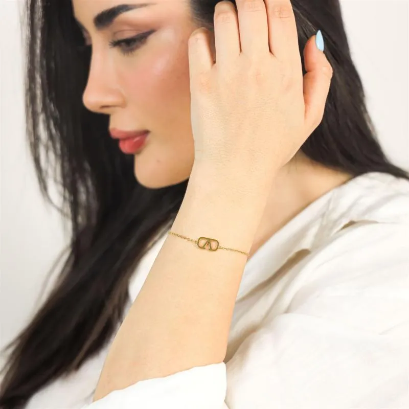 سوار بشعار حرف V